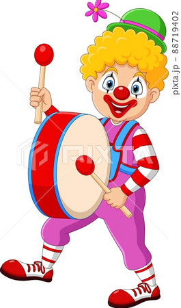 Cartoon happy clown playing the drum 88719402