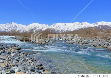 白馬村 雪どけの春 快晴の北アルプス 白馬村 雪どけの春 快晴の北アルプス 88719469
