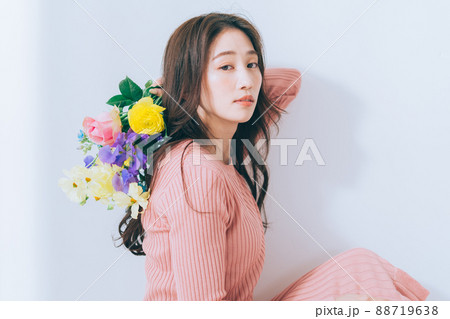 花束を持つ女性 花束を持つ女性 88719638