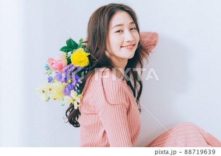 花束を持つ女性 花束を持つ女性 88719639