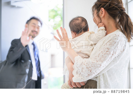 玄関で　いってきます～ 88719845