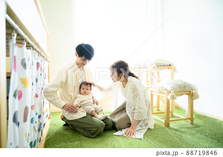 子供部屋でくつろぐ家族 逆光 広角 子供部屋でくつろぐ家族 逆光 広角 88719846