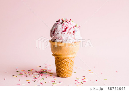 ピンクのアイスクリーム　スイーツのイメージ素材 88721045
