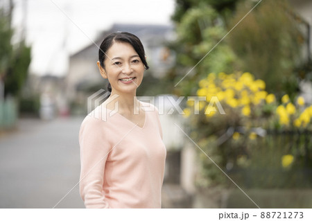 カメラ目線で笑顔のアラフィフの女性 ポートレート カメラ目線で笑顔のアラフィフの女性 ポートレート 88721273