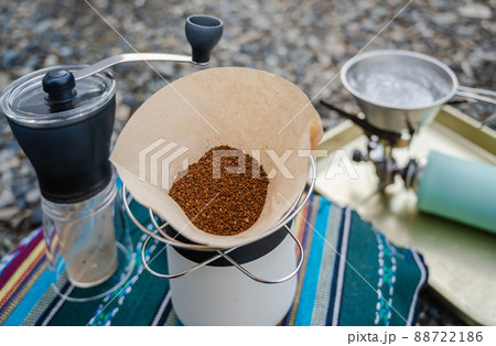 アウトドアで淹れるコーヒー 88722186