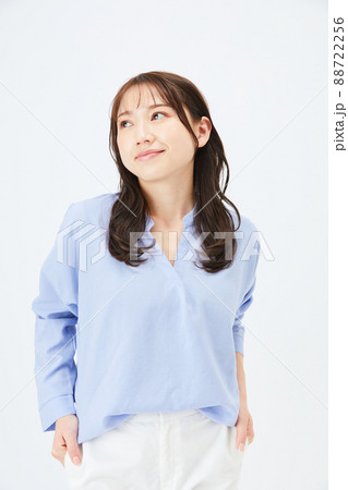 ビジネスカジュアルの若い女性　ファッション 88722256