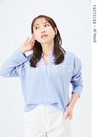 ビジネスカジュアルの若い女性　ファッション 88722261