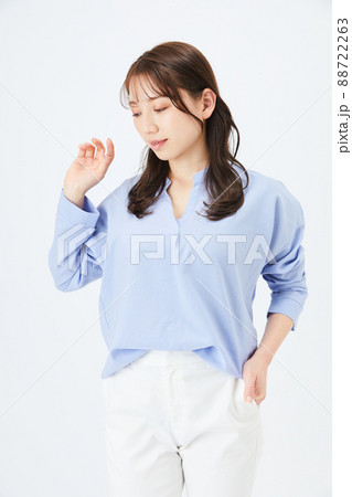 ビジネスカジュアルの若い女性　ファッション 88722263