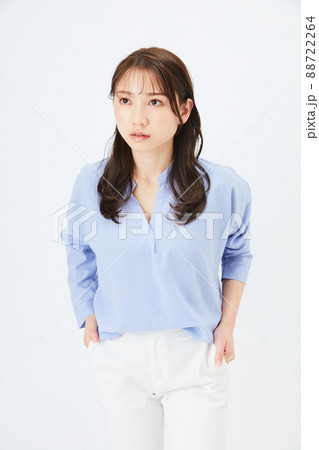 ビジネスカジュアルの若い女性　ファッション 88722264