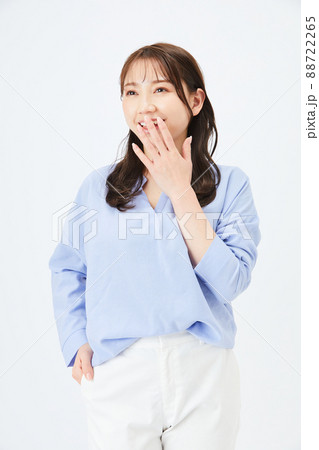 ビジネスカジュアルの若い女性　ファッション 88722265