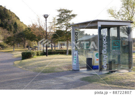 高速道路サービスエリアの喫煙所 88722807