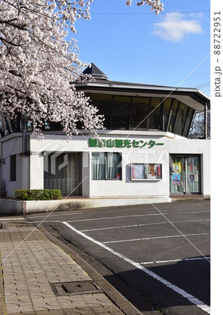 群馬県高崎市 観音山観光センター(観音山頂有料駐車場)と満開の桜 群馬県高崎市 観音山観光センター(観音山頂有料駐車場)と満開の桜 88722951
