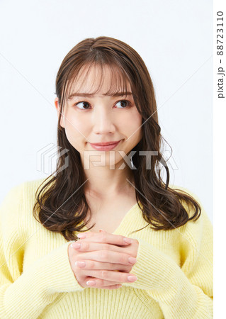 ニットを着た若い女性　ガーリーファッション　前髪　うざバング 88723110