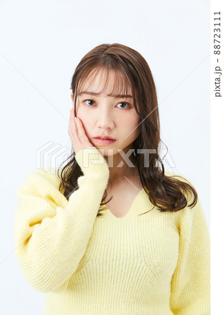 ニットを着た若い女性　ガーリーファッション　前髪　うざバング 88723111