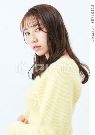 ニットを着た若い女性　ガーリーファッション　前髪　うざバング 88723113
