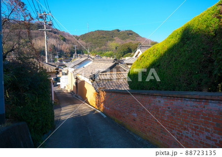 神島八十八ヶ所の遍路道と神島の街並み　岡山県笠岡市 88723135