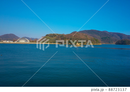 笠岡湾に浮かぶ弁天島とカブトガニ博物館 岡山県笠岡市 笠岡湾に浮かぶ弁天島とカブトガニ博物館 岡山県笠岡市 88723137