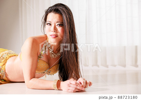 官能的なベリーダンスの衣装でカメラを見る女性 官能的なベリーダンスの衣装でカメラを見る女性 88723180