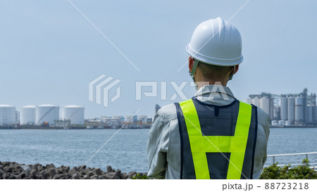 海と工業地帯│製造業・プラント・建設業イメージ。 88723218