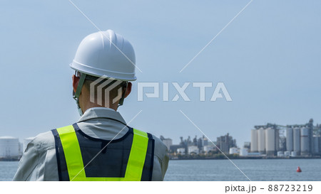 海と工業地帯│製造業・プラント・建設業イメージ。 88723219