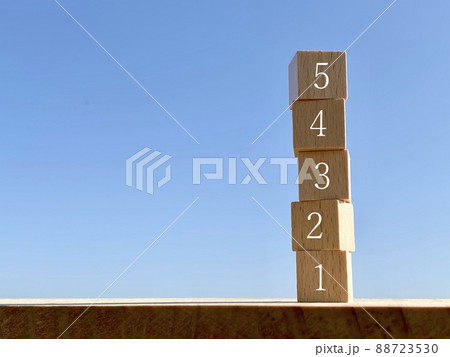 積み上げた木の立方体5個に数字と青空 88723530