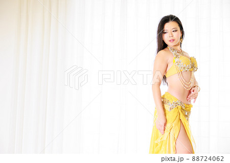 ベリーダンスの衣装を着て立つセクシーな日本人女性 88724062