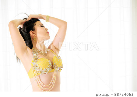 セクシーな衣装を着た女性が髪の毛をかき上げる セクシーな衣装を着た女性が髪の毛をかき上げる 88724063