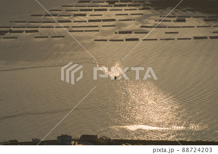 経小屋山から眺めた牡蠣筏の景色 88724203