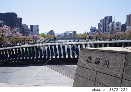 桜咲く広島猿猴川の景色 88724226