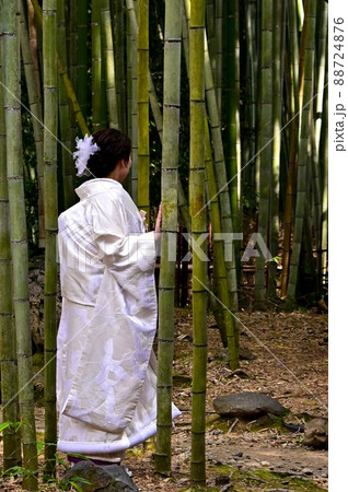 【京都】嵐山・嵯峨野、竹林で記念撮影をする女性 88724876