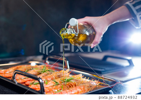 Close-up. Grilled tiger prawns. Drizzle with oil before grilling. 88724932