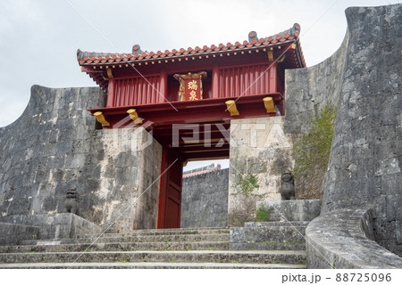 復興中の首里城の風景 88725096