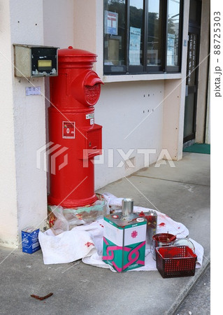 沖縄　糸満　丸ポストのある風景（西崎地区　塗り替え作業中） 88725303