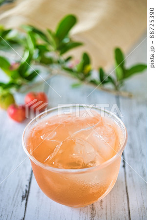 冷たいアセロラドリンクイメージ2 88725390