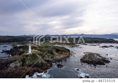 曇天夕暮れの灯台のある風景 88725519