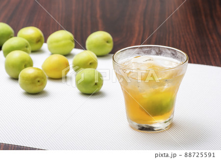 梅酒と梅の実 ウメチューハイ 手作り果実酒 梅ジュース アルコール飲料 イメージ素材 梅酒と梅の実 ウメチューハイ 手作り果実酒 梅ジュース アルコール飲料 イメージ素材 88725591