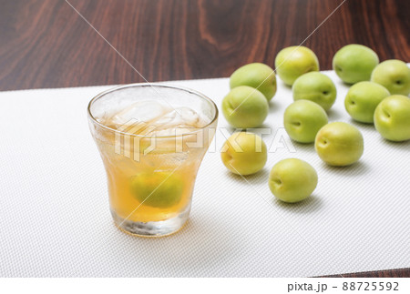 梅酒と梅の実 ウメチューハイ 手作り果実酒 梅ジュース アルコール飲料 イメージ素材 梅酒と梅の実 ウメチューハイ 手作り果実酒 梅ジュース アルコール飲料 イメージ素材 88725592