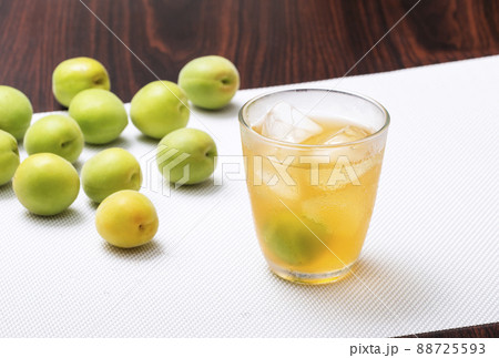 梅酒と梅の実 ウメチューハイ 手作り果実酒 梅ジュース アルコール飲料 イメージ素材 梅酒と梅の実 ウメチューハイ 手作り果実酒 梅ジュース アルコール飲料 イメージ素材 88725593