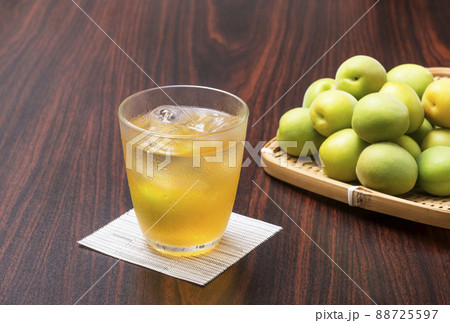 梅酒と梅の実　ウメチューハイ　手作り果実酒　梅ジュース　アルコール飲料　イメージ素材 88725597
