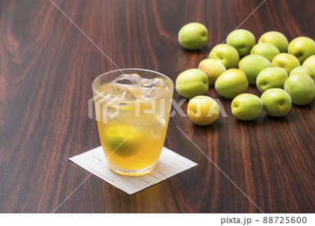 梅酒と梅の実 ウメチューハイ 手作り果実酒 梅ジュース アルコール飲料 イメージ素材 梅酒と梅の実 ウメチューハイ 手作り果実酒 梅ジュース アルコール飲料 イメージ素材 88725600