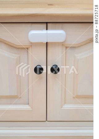 テレビボードの扉に取り付けたベビーガード 88725718