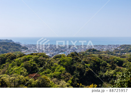 勝上献展望台から鎌倉の街と海と山 勝上献展望台から鎌倉の街と海と山 88725957