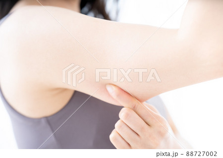 二の腕のたるみを確認する女性【パーツカット】 88727002