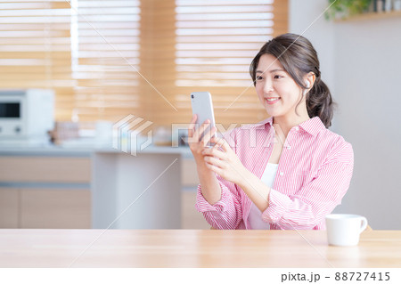 リビングでオンライン英会話をする若い女性 リビングでオンライン英会話をする若い女性 88727415