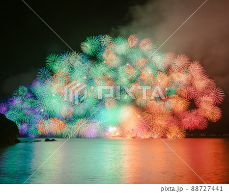 夜空に上がるカラフルな花火の写真素材