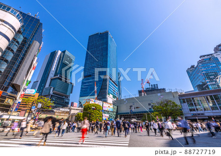 日本の東京都市景観 渋谷スクランブル交差点には多く人出。桜丘口再開発の高層ビルが見えるようになった 88727719