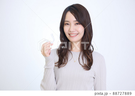 マウスピース矯正をする女性 88727889