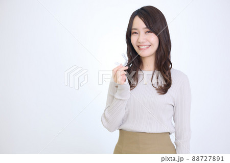 マウスピース矯正をする女性 マウスピース矯正をする女性 88727891