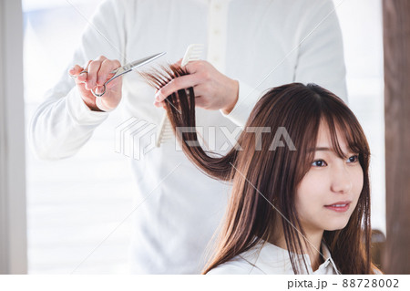 美容室　美容院　美容師　髪を切る女性 88728002