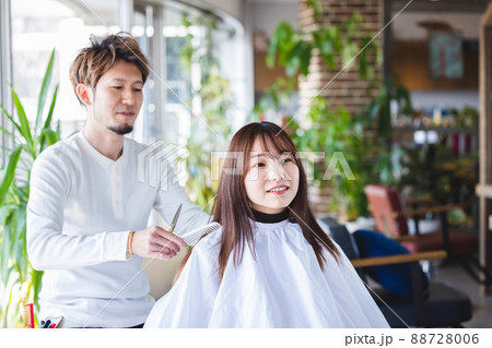 美容室　美容院　美容師　髪を切る女性 88728006